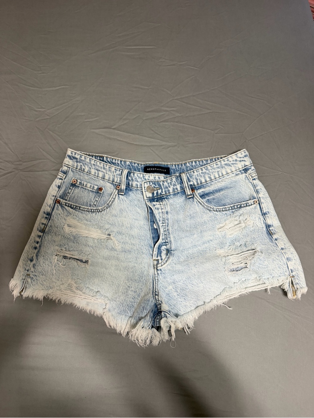 💥 WOMENS Aeropostale Light Wash Distressed Denim Cutoff Mom Short